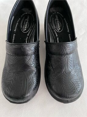 Easy Works by Easy Street Black Embossed  Slip Resistant Shoes Size 8